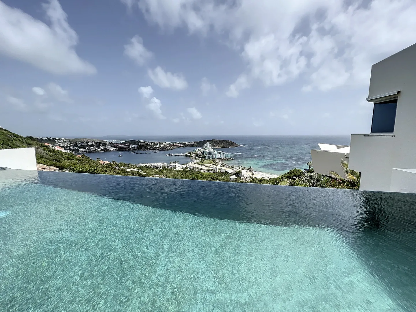 Infinity pool with sea view