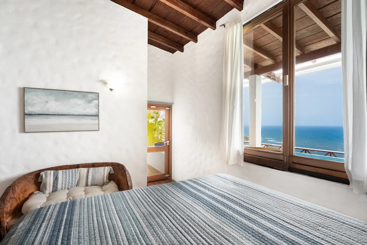 Air-conditioned bedroom with a wide sea view.