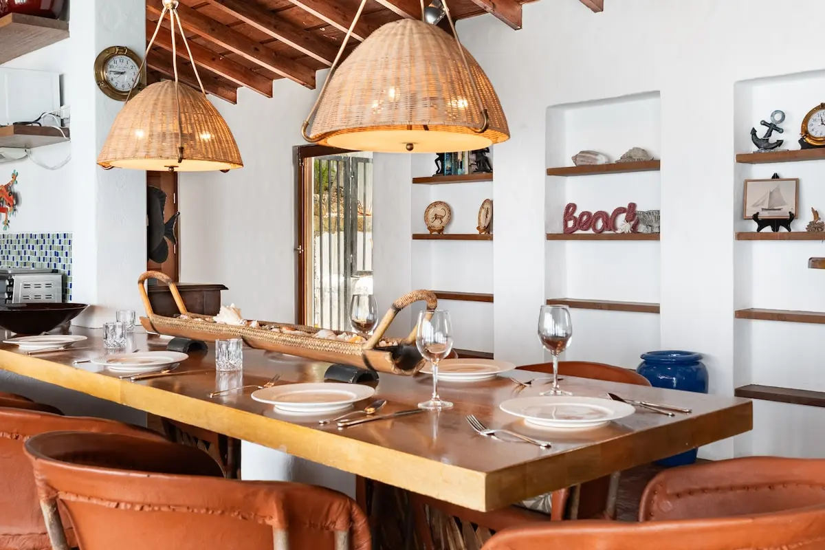 Breakfast bar and dining space in the open-plan interior.