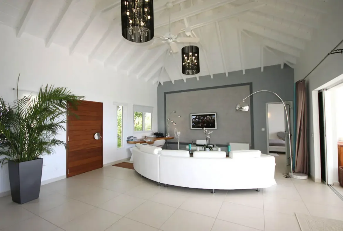 A masterpiece of minimalist design, the expansive living area offers soaring white vaulted ceilings and a clean, sophisticated atmosphere.