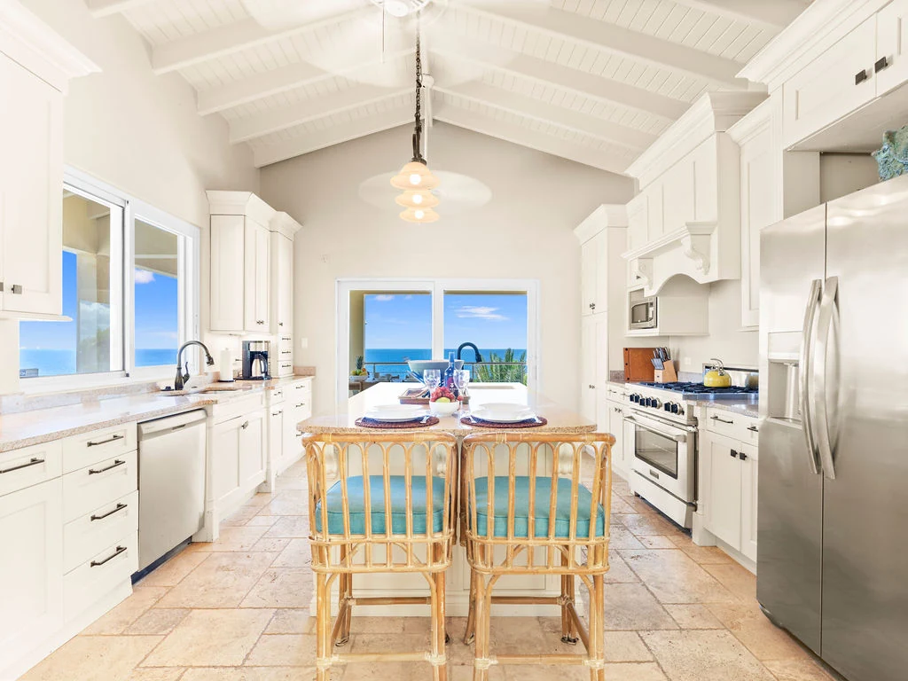 Fully equipped kitchen with island
