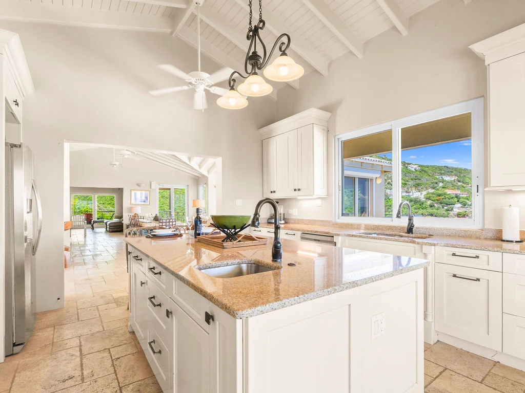 Fully equipped kitchen with island