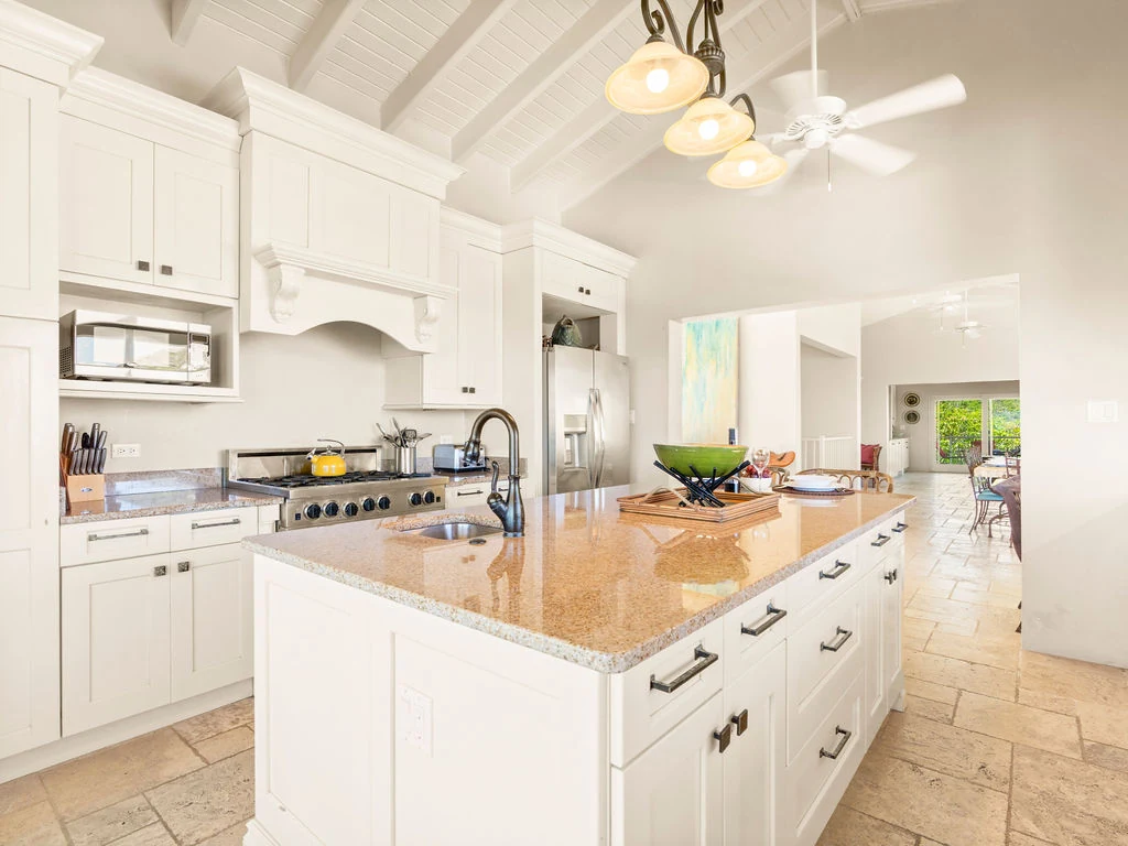 Fully equipped kitchen with island
