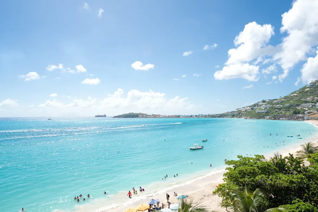 A panoramic coastal escape — crystal-clear waters, swaying palms, and the vibrant energy of St. Maarten at your fingertips.