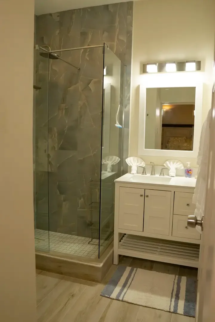 Bathroom with swan towel art — island hospitality welcomes you home.
