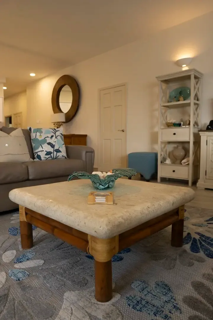 Living room with coastal accents and turquoise touches — relaxation in every corner.