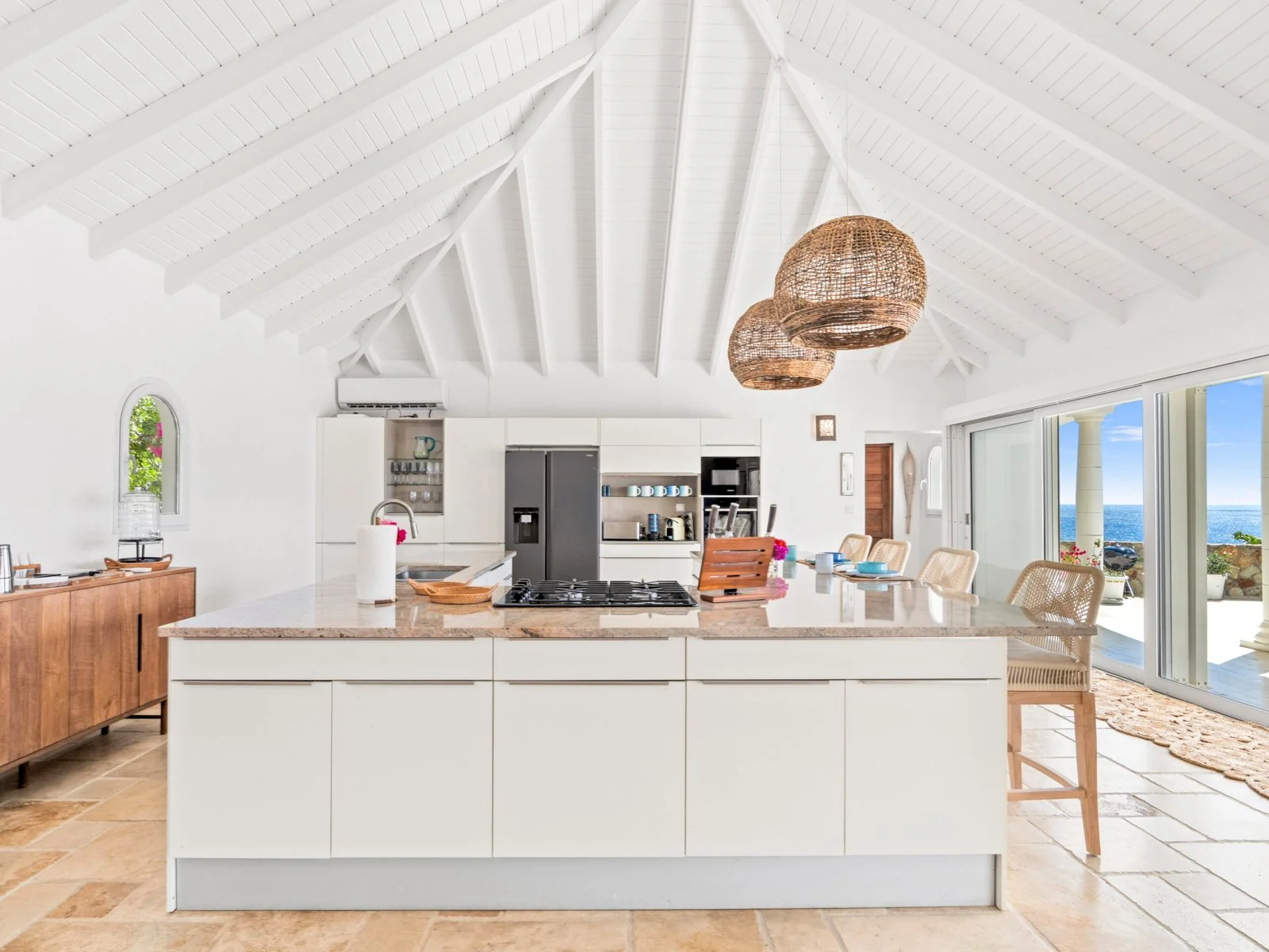 Fully equipped kitchen with island