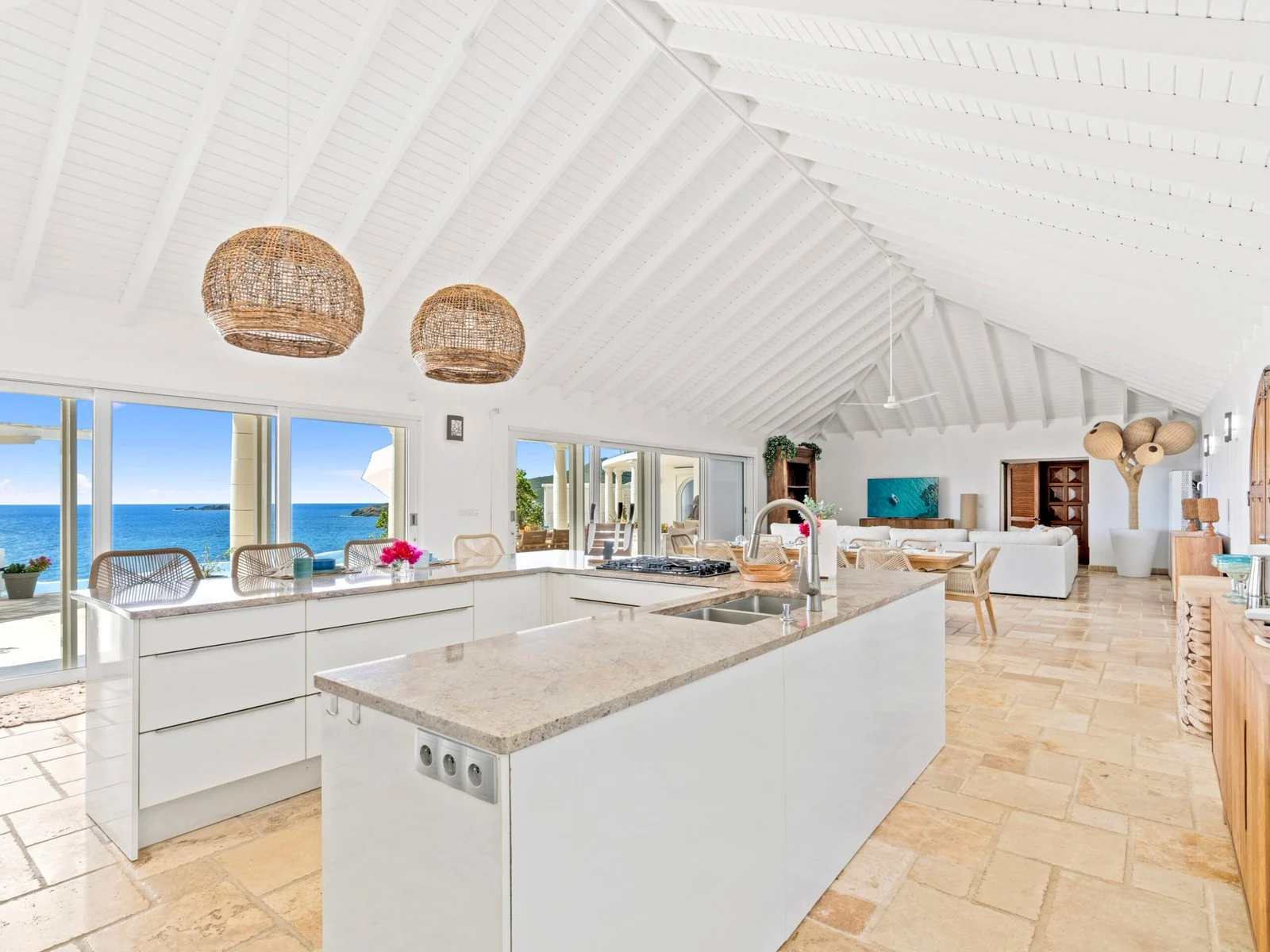 Fully equipped kitchen with island