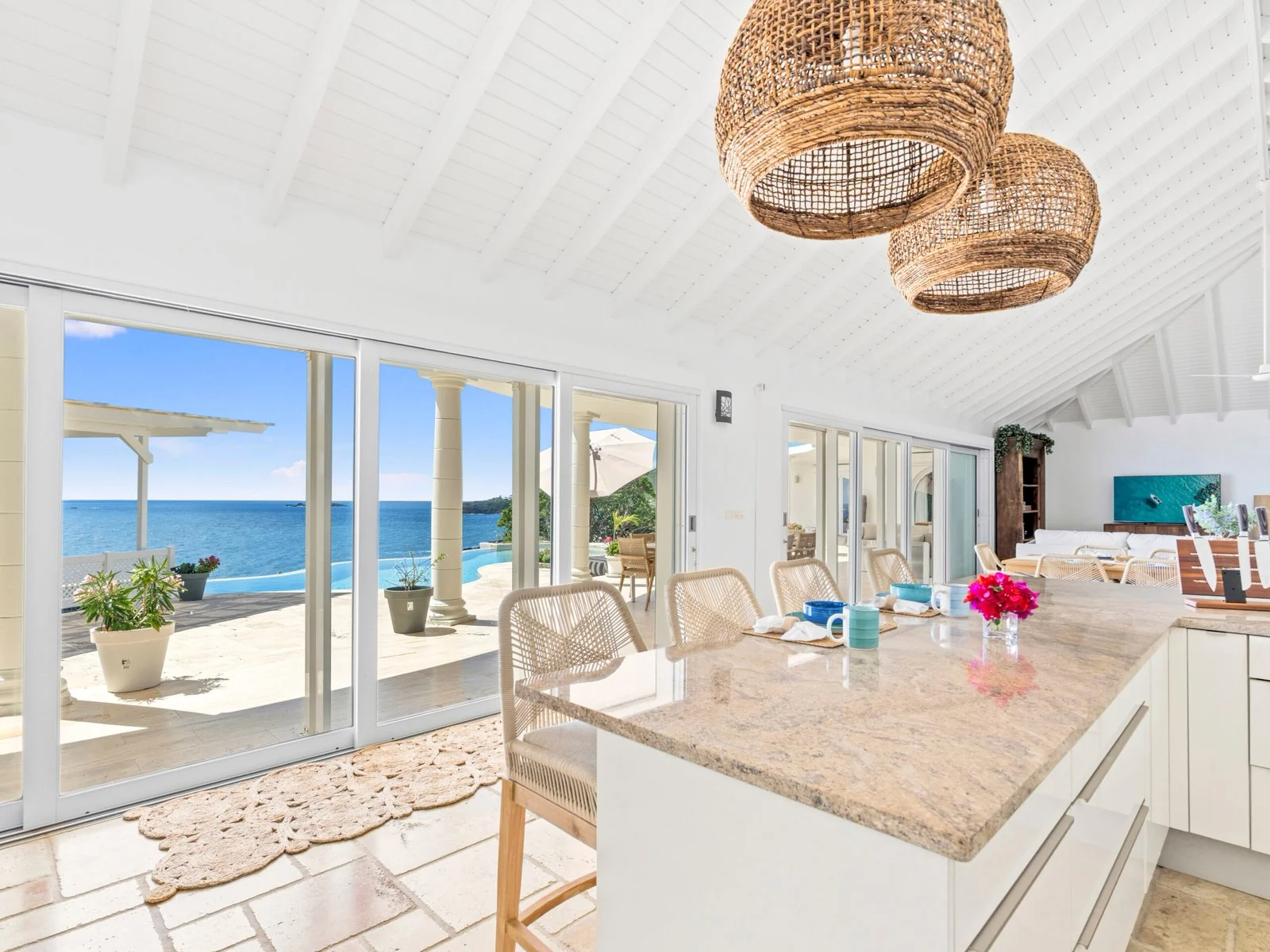 Fully equipped kitchen with island