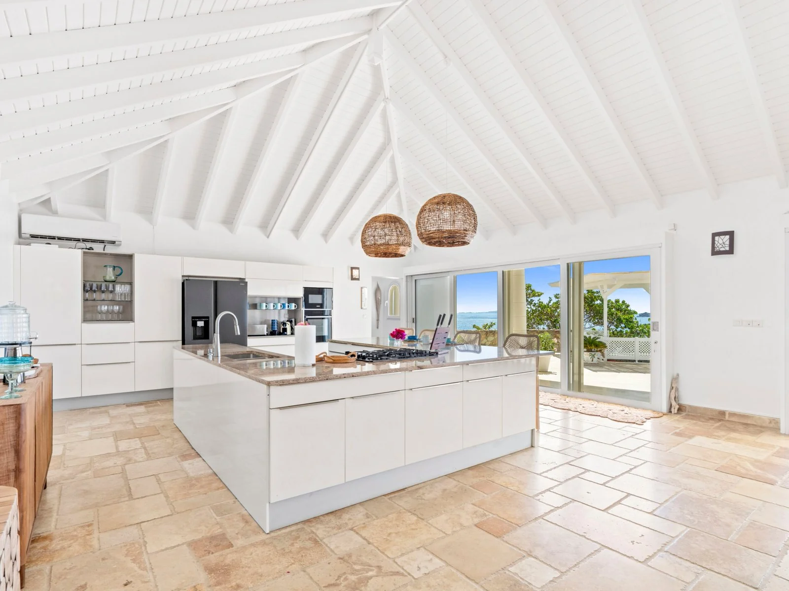 Fully equipped kitchen with island