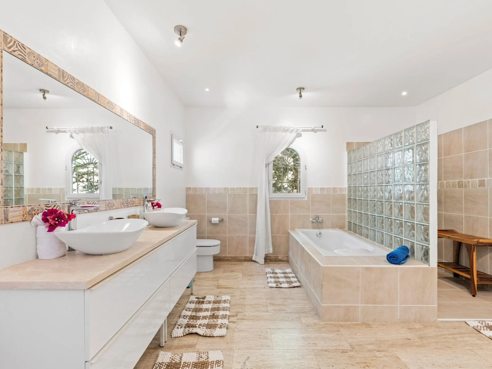 Master en-suite bathroom
