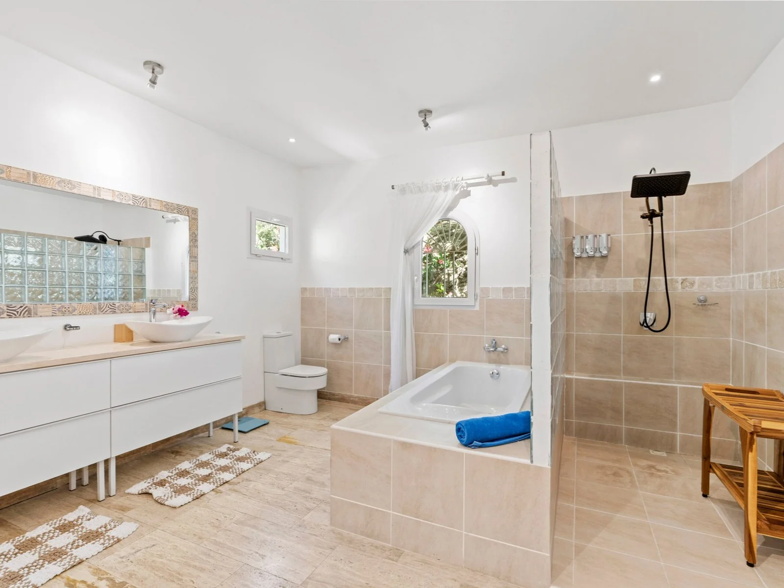 Master en-suite bathroom