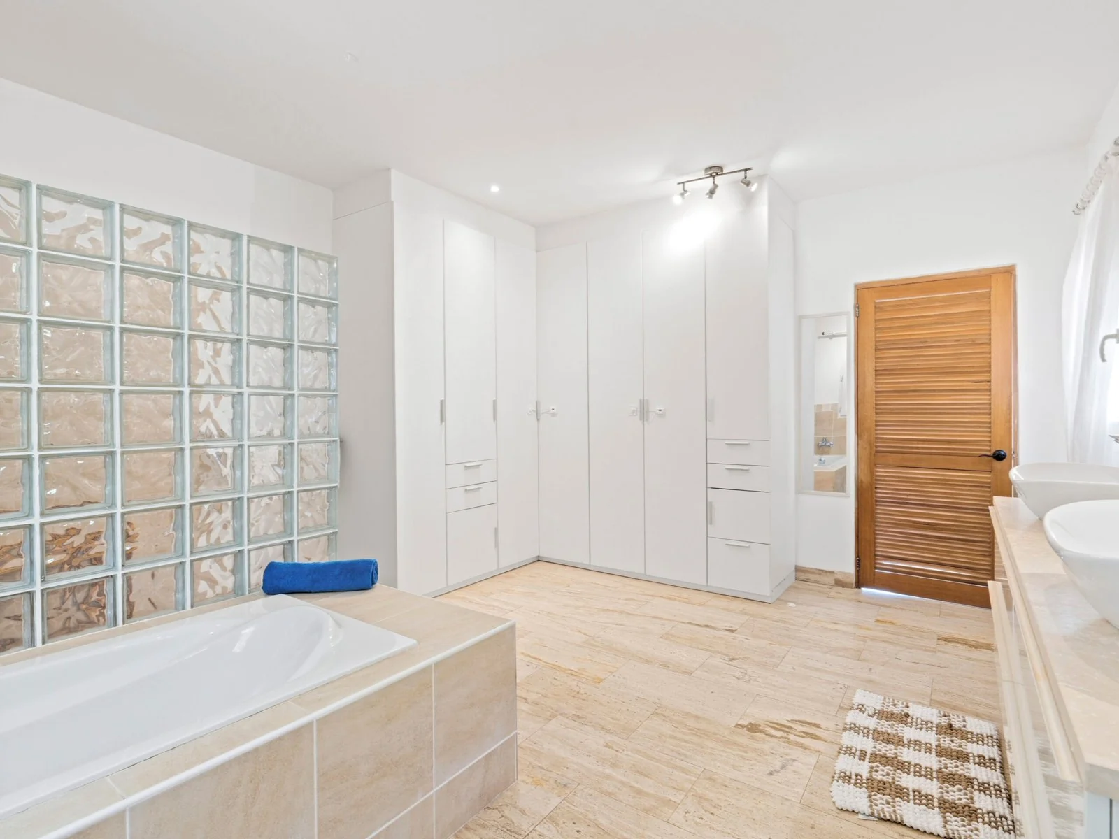 Master en-suite bathroom