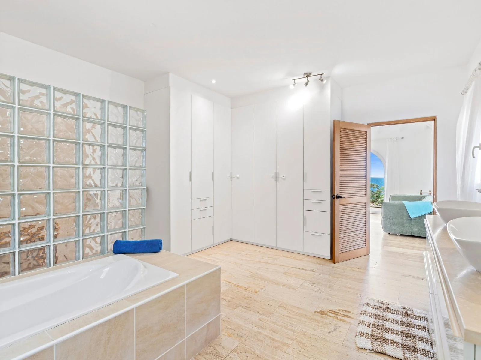 Master en-suite bathroom