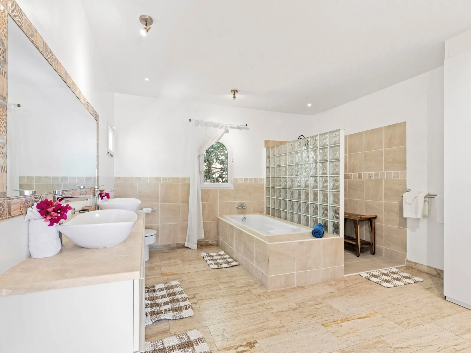 Master en-suite bathroom