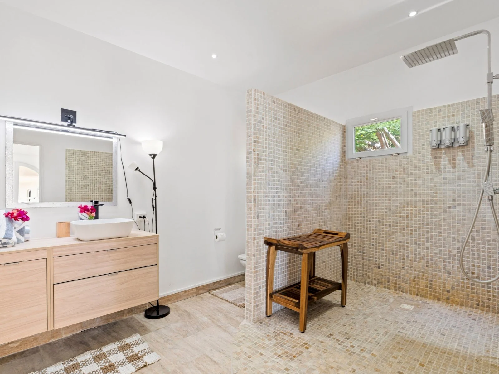 Bedroom 2 en-suite bathroom