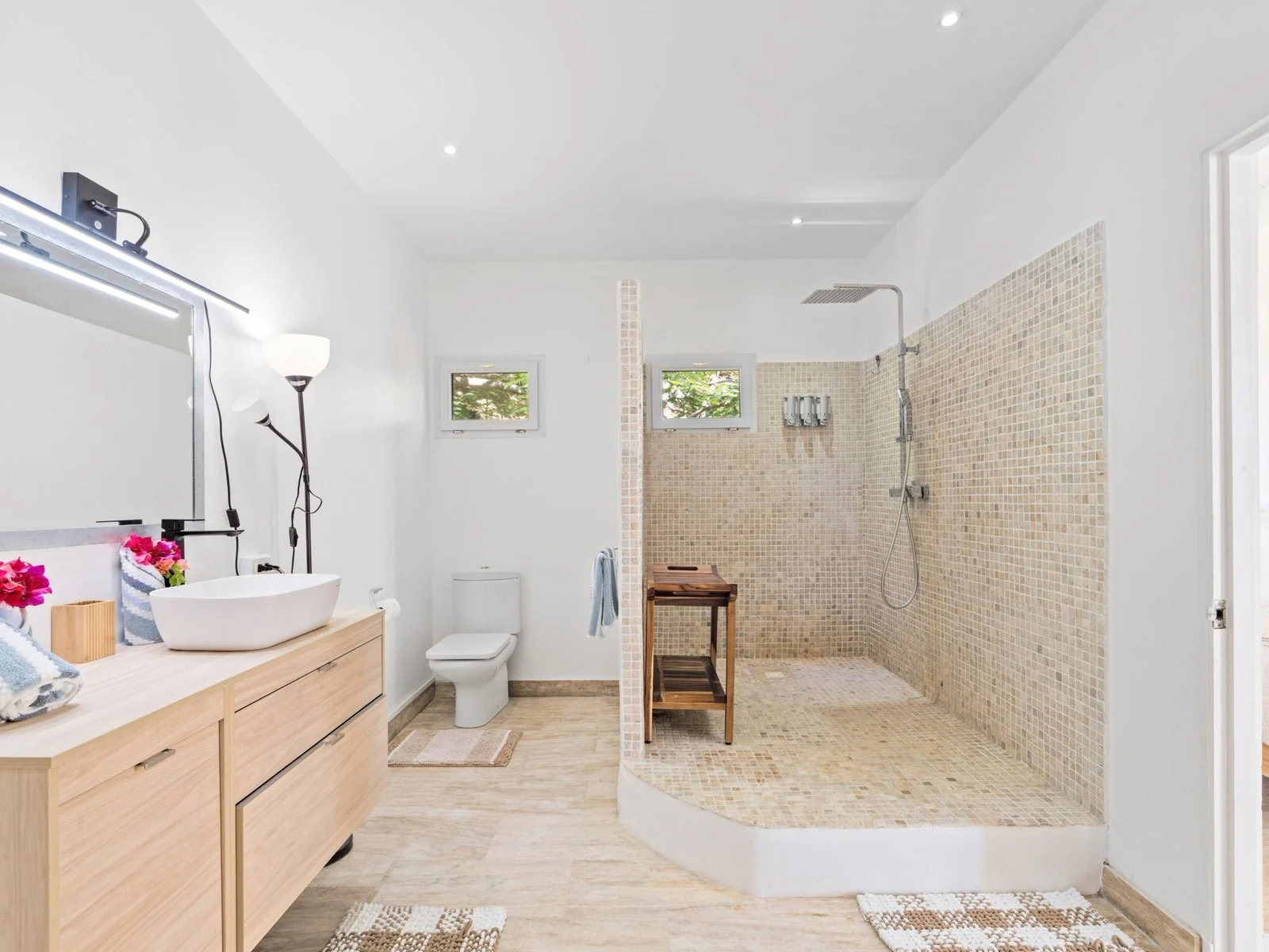 Bedroom 2 en-suite bathroom