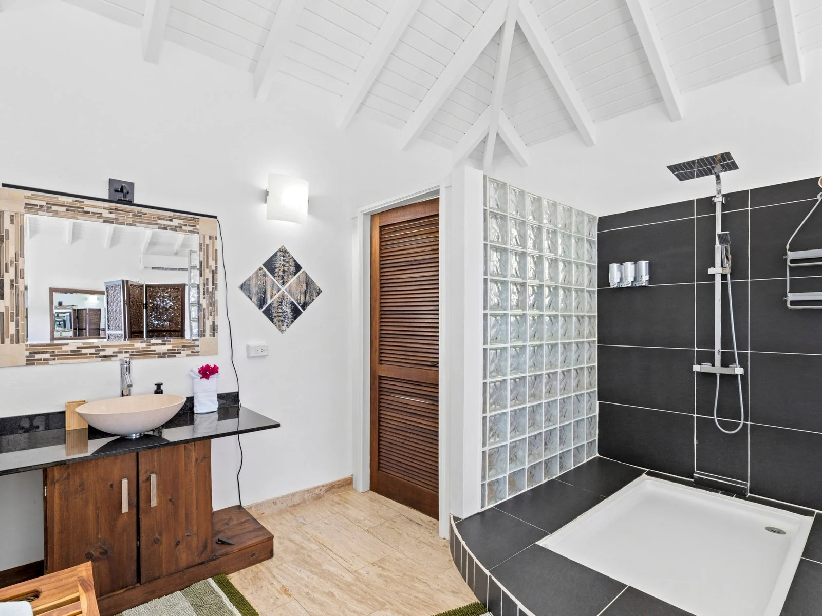 Bedroom 4 en-suite bathroom
