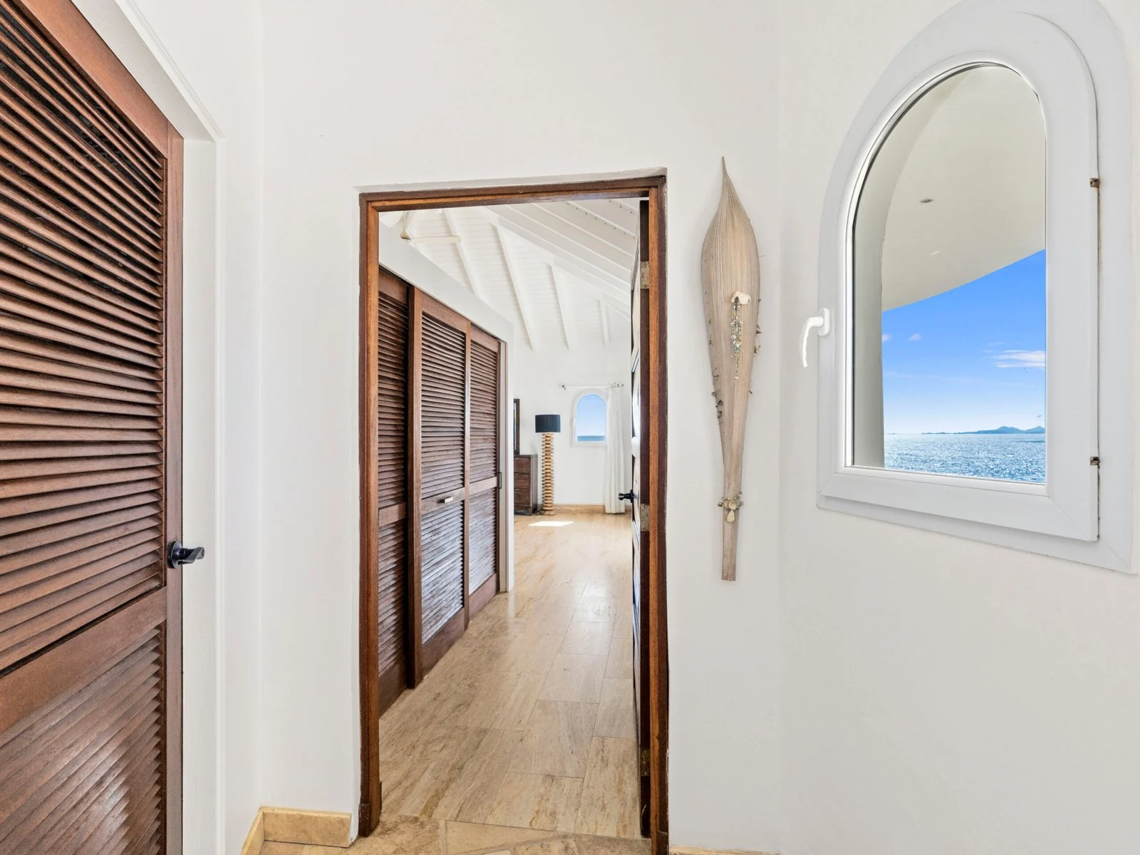 Hallway to the bedrooms