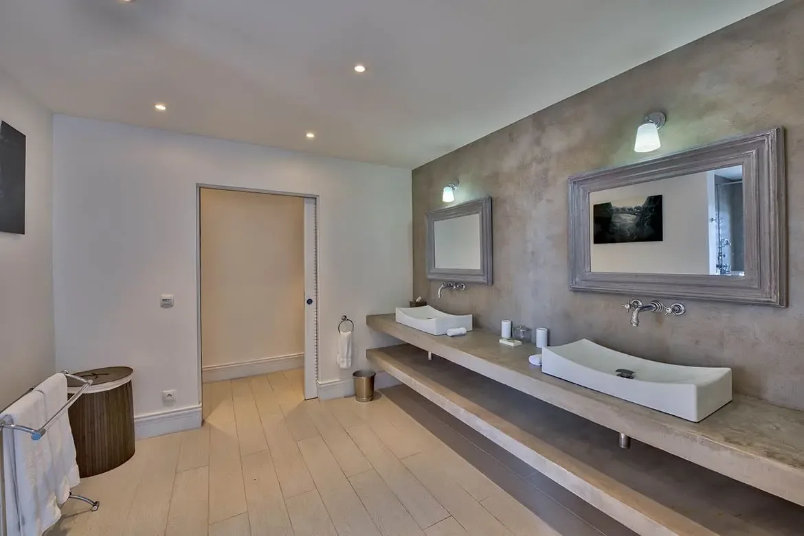Classic pedestal sink adds timeless elegance to this bathroom.
