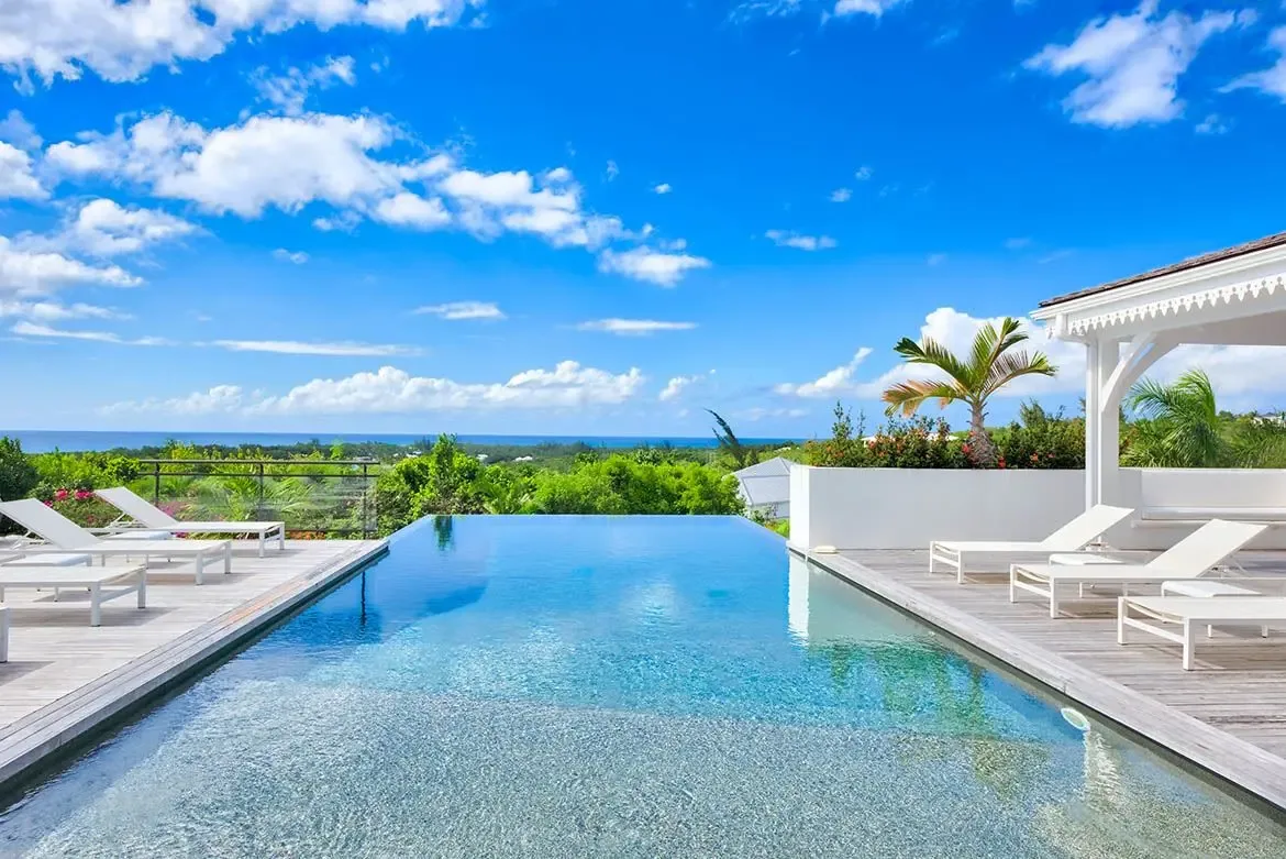 Bird's-eye view of this magnificent tropical estate.