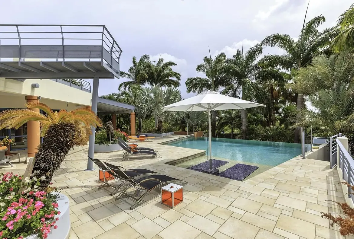 Elegant curved steps lead into the refreshing infinity pool.