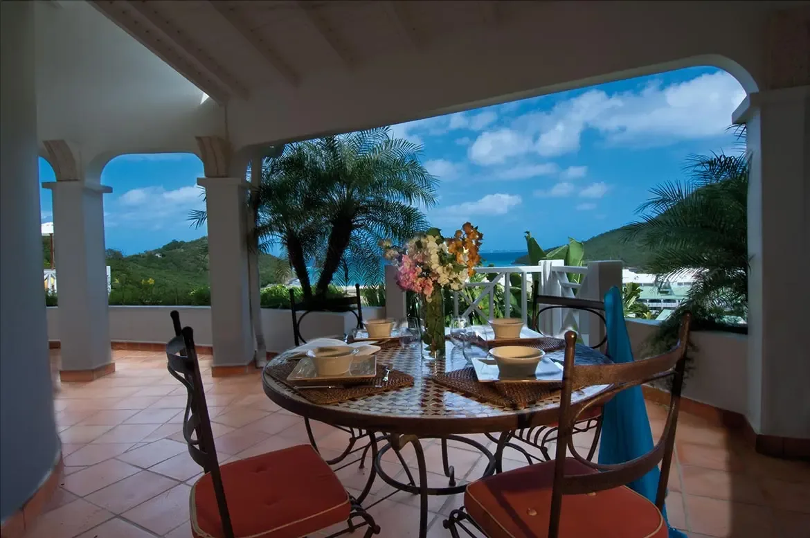 Airy living space with high vaulted ceilings.