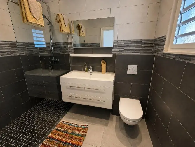 Private en-suite bathroom serving Bedroom 4.