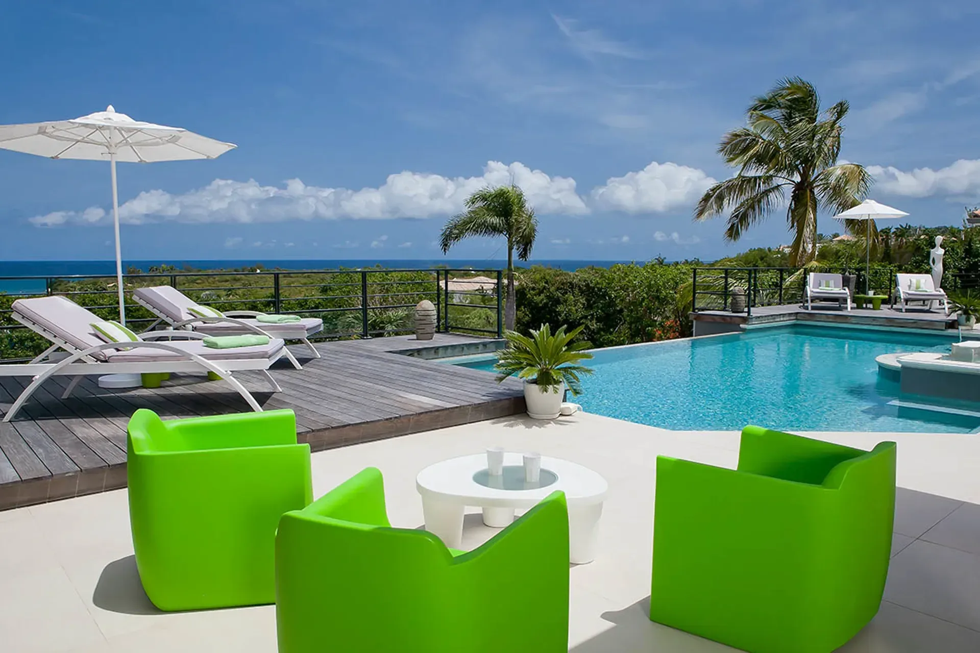 Pool and jacuzzi with endless ocean views.