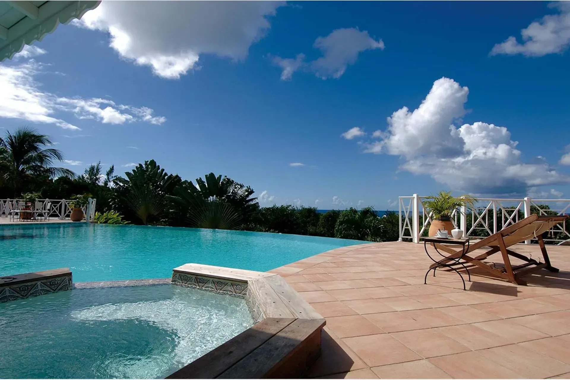 Al fresco dining on the covered terrace with tropical breezes.
