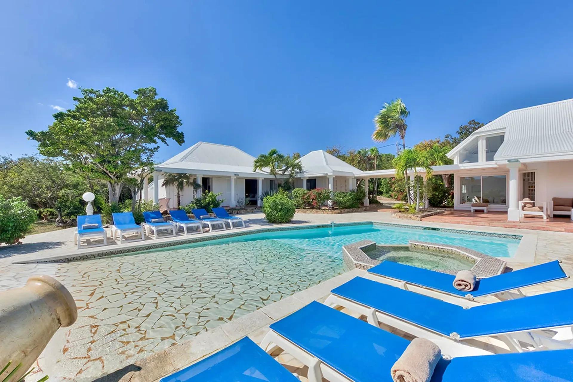 Al fresco dining with beautiful tropical surroundings.